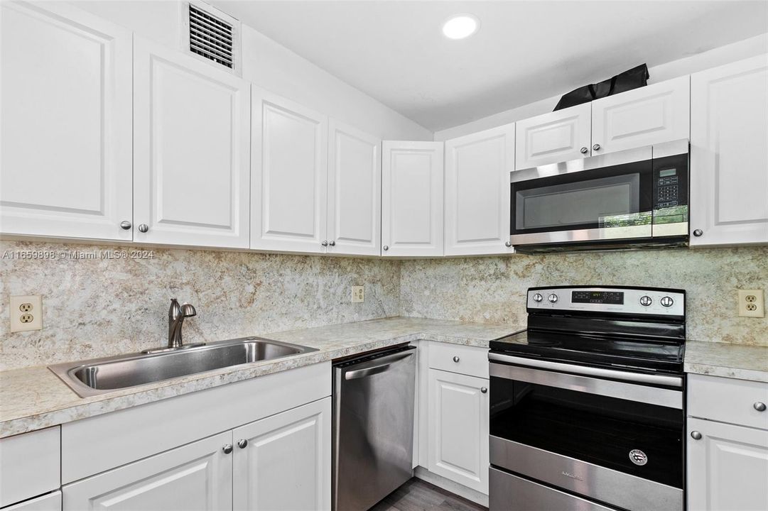 For Sale: $179,000 (2 beds, 2 baths, 1166 Square Feet)