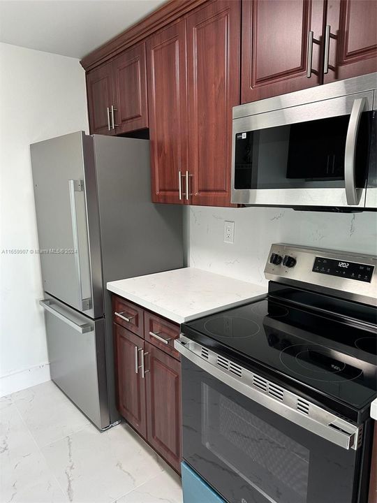 For Sale: $284,900 (2 beds, 2 baths, 827 Square Feet)