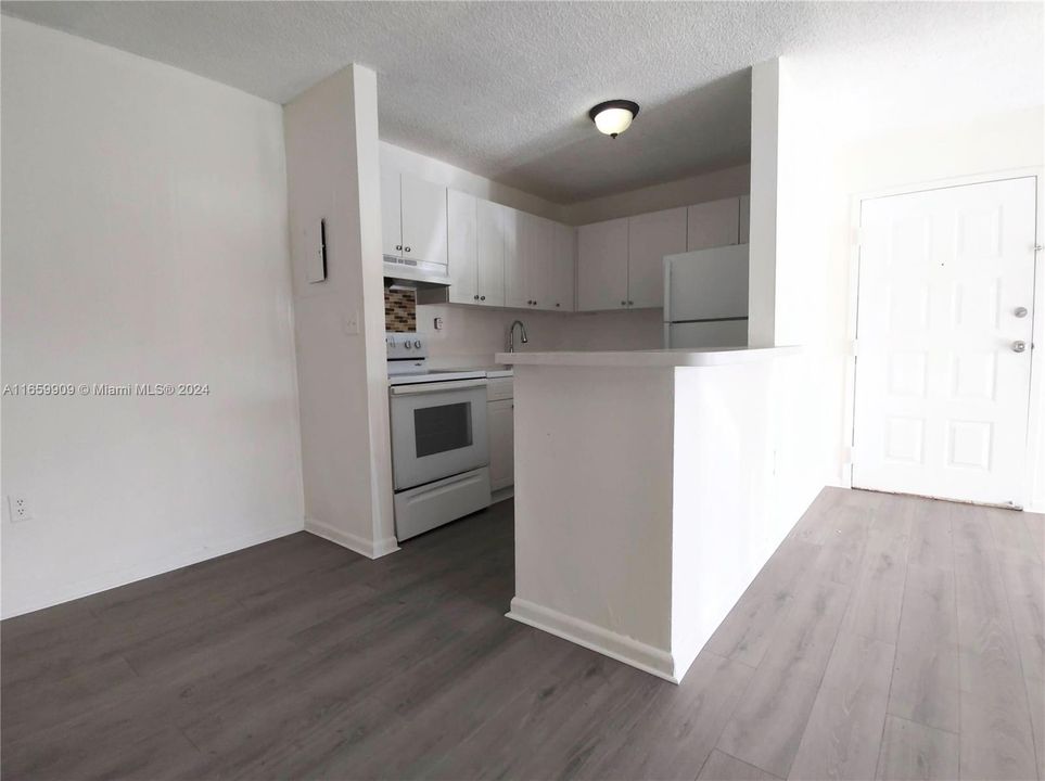 For Rent: $2,350 (2 beds, 1 baths, 867 Square Feet)