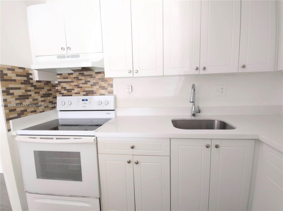 For Rent: $2,350 (2 beds, 1 baths, 867 Square Feet)