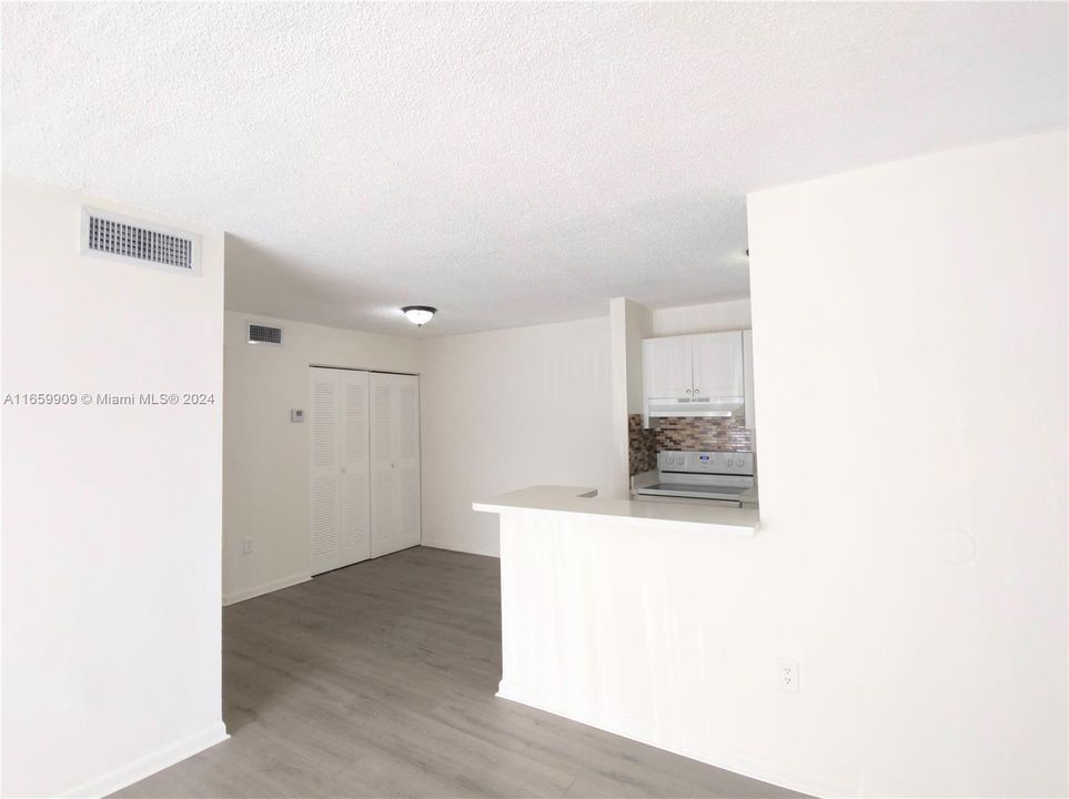 For Rent: $2,350 (2 beds, 1 baths, 867 Square Feet)