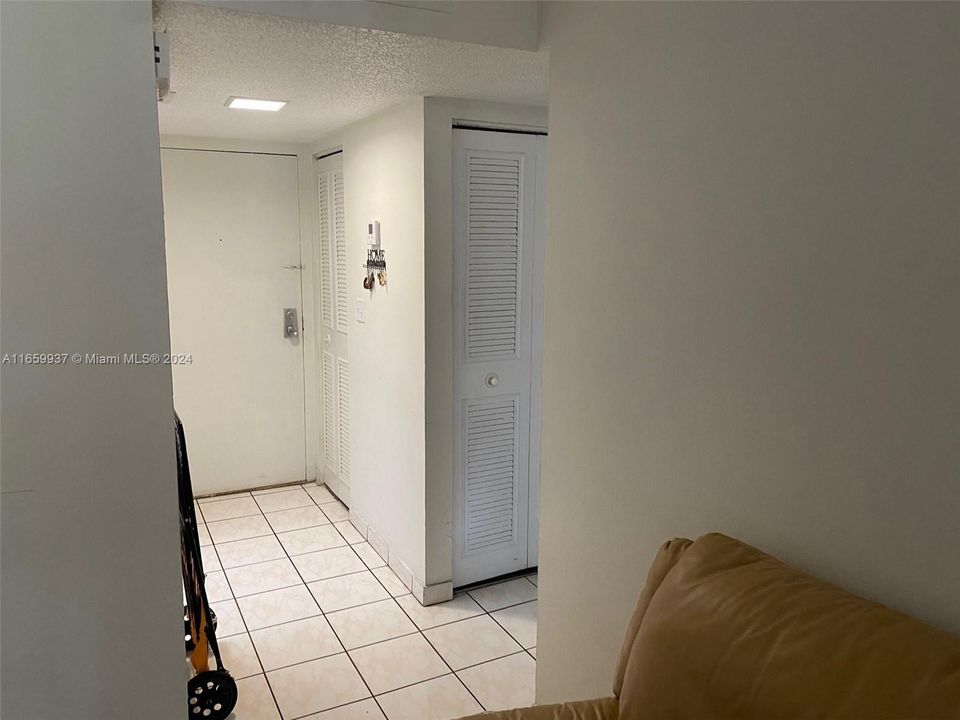 For Rent: $2,200 (2 beds, 2 baths, 906 Square Feet)