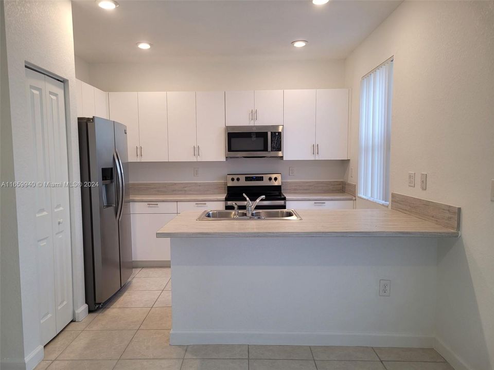 For Rent: $2,800 (3 beds, 2 baths, 1331 Square Feet)