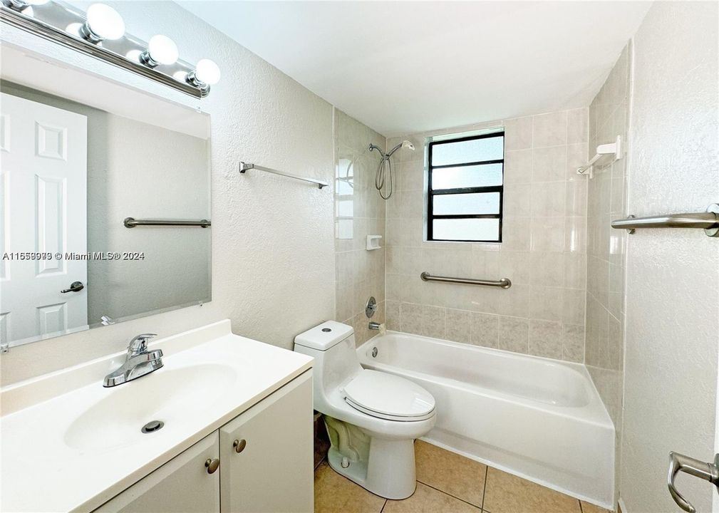 For Sale: $329,900 (2 beds, 2 baths, 993 Square Feet)