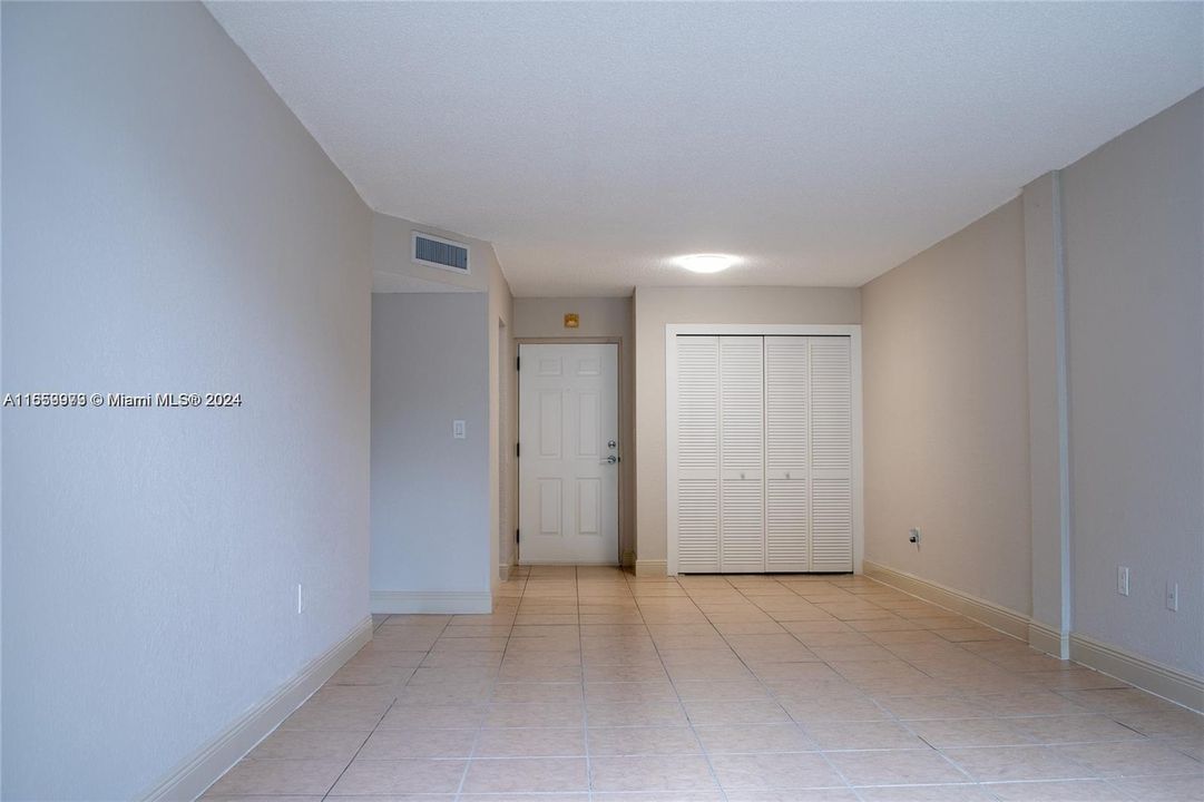 For Sale: $329,900 (2 beds, 2 baths, 993 Square Feet)