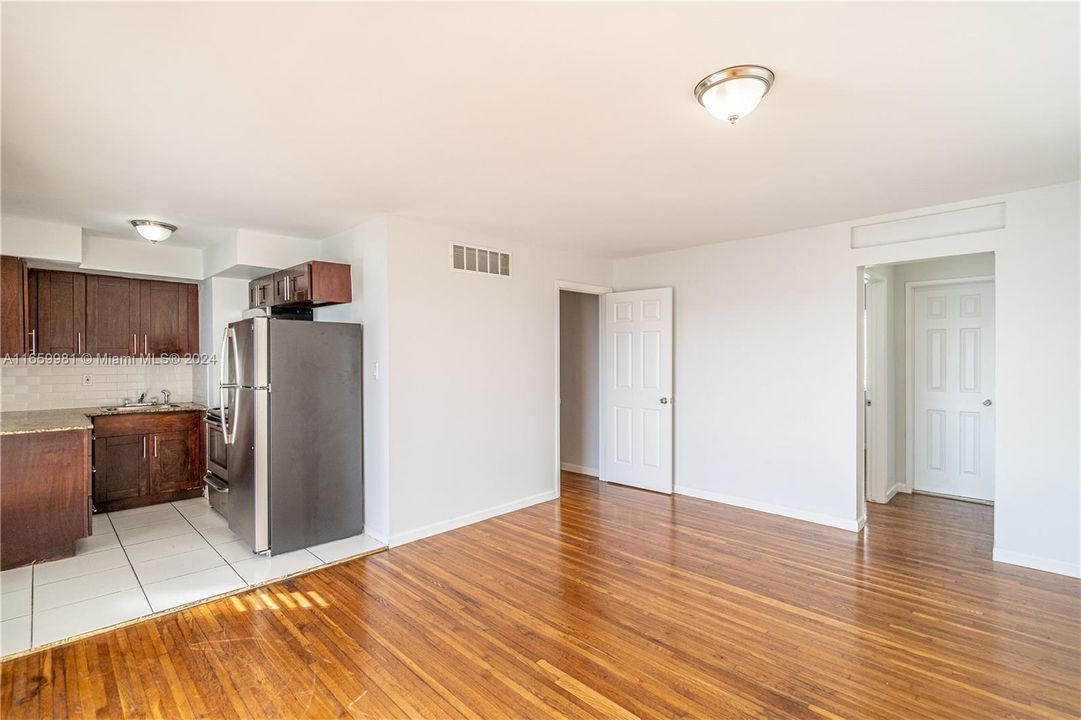 For Rent: $2,300 (2 beds, 1 baths, 824 Square Feet)