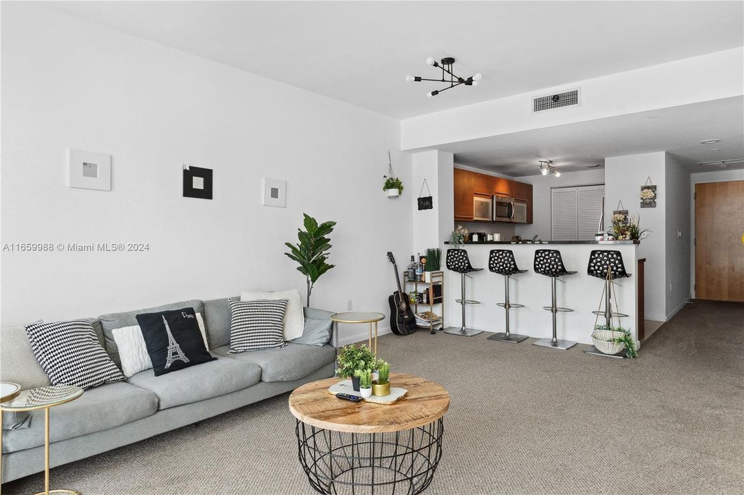 For Sale: $455,000 (1 beds, 1 baths, 806 Square Feet)