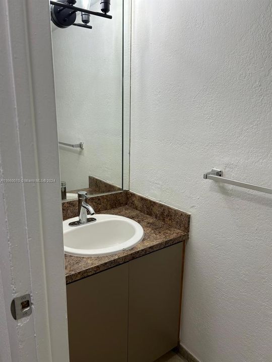 For Rent: $2,150 (2 beds, 1 baths, 1123 Square Feet)