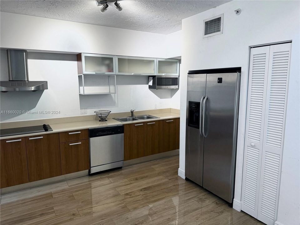 For Rent: $2,900 (1 beds, 1 baths, 750 Square Feet)