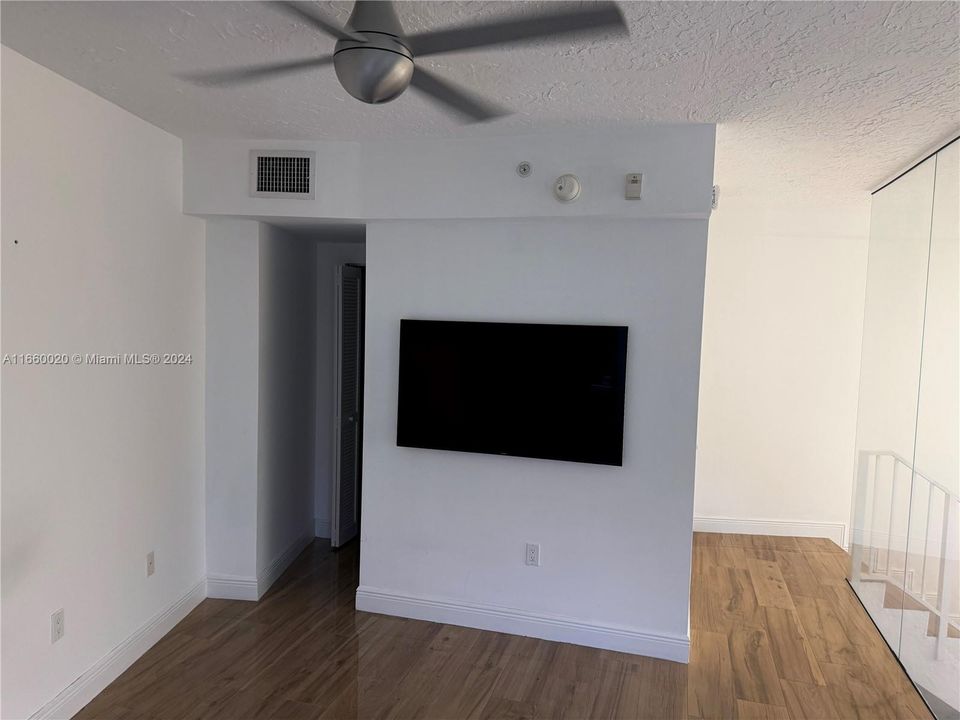 For Rent: $2,900 (1 beds, 1 baths, 750 Square Feet)