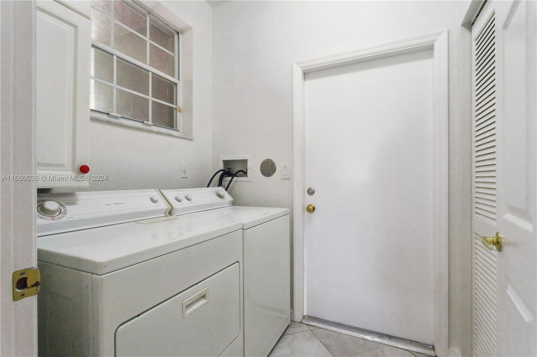 For Sale: $490,000 (3 beds, 2 baths, 1434 Square Feet)