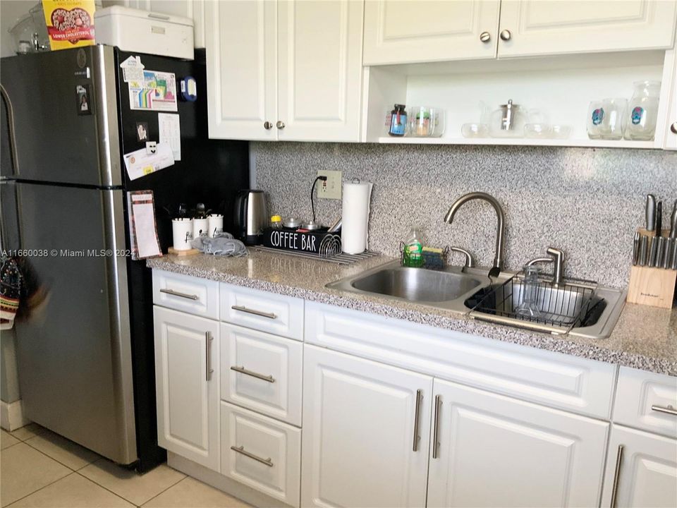 For Sale: $267,900 (1 beds, 1 baths, 838 Square Feet)