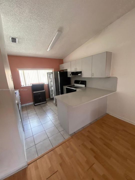 For Rent: $2,350 (2 beds, 2 baths, 925 Square Feet)