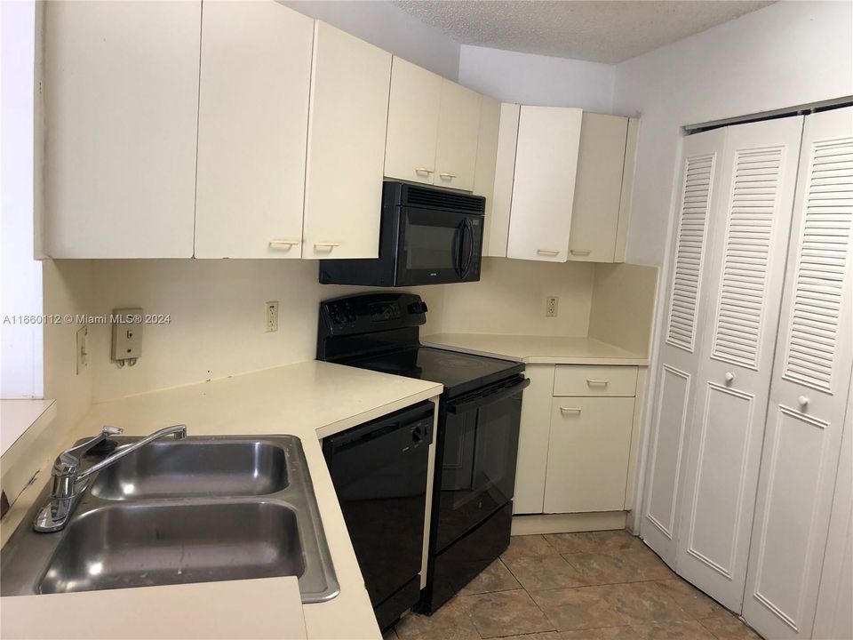 For Rent: $2,300 (2 beds, 2 baths, 950 Square Feet)