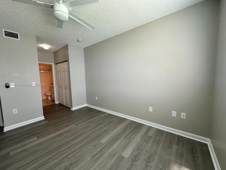 For Rent: $2,100 (2 beds, 2 baths, 981 Square Feet)