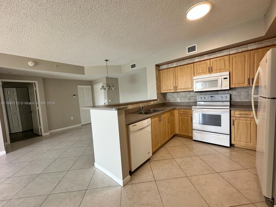 For Rent: $2,100 (2 beds, 2 baths, 981 Square Feet)