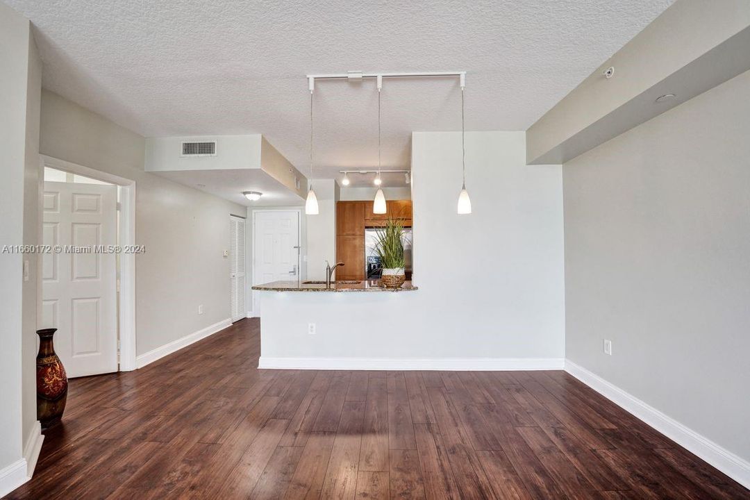 For Rent: $2,300 (1 beds, 1 baths, 765 Square Feet)