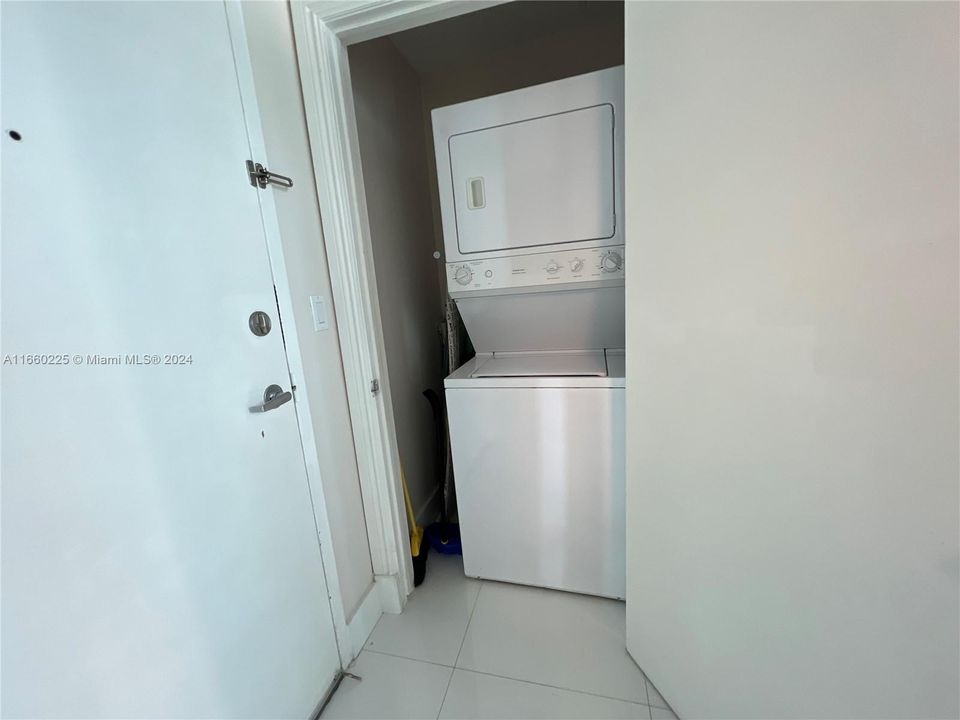 For Rent: $4,400 (1 beds, 1 baths, 819 Square Feet)