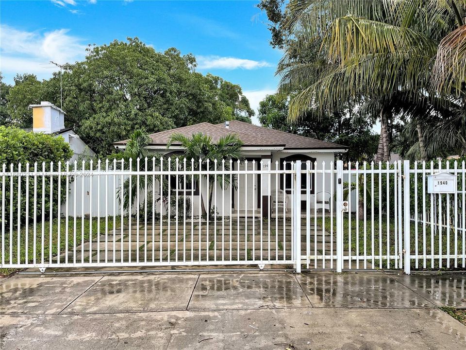 For Sale: $699,900 (4 beds, 2 baths, 1402 Square Feet)