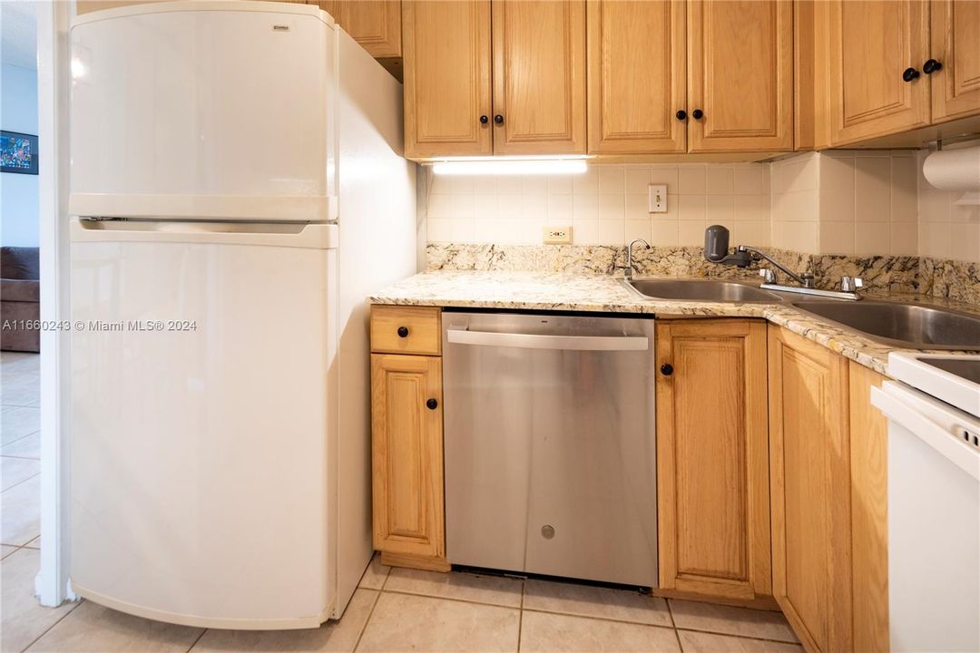 For Sale: $350,000 (2 beds, 2 baths, 1020 Square Feet)