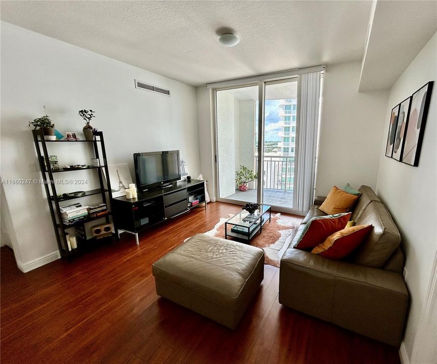 For Rent: $4,500 (2 beds, 2 baths, 1052 Square Feet)