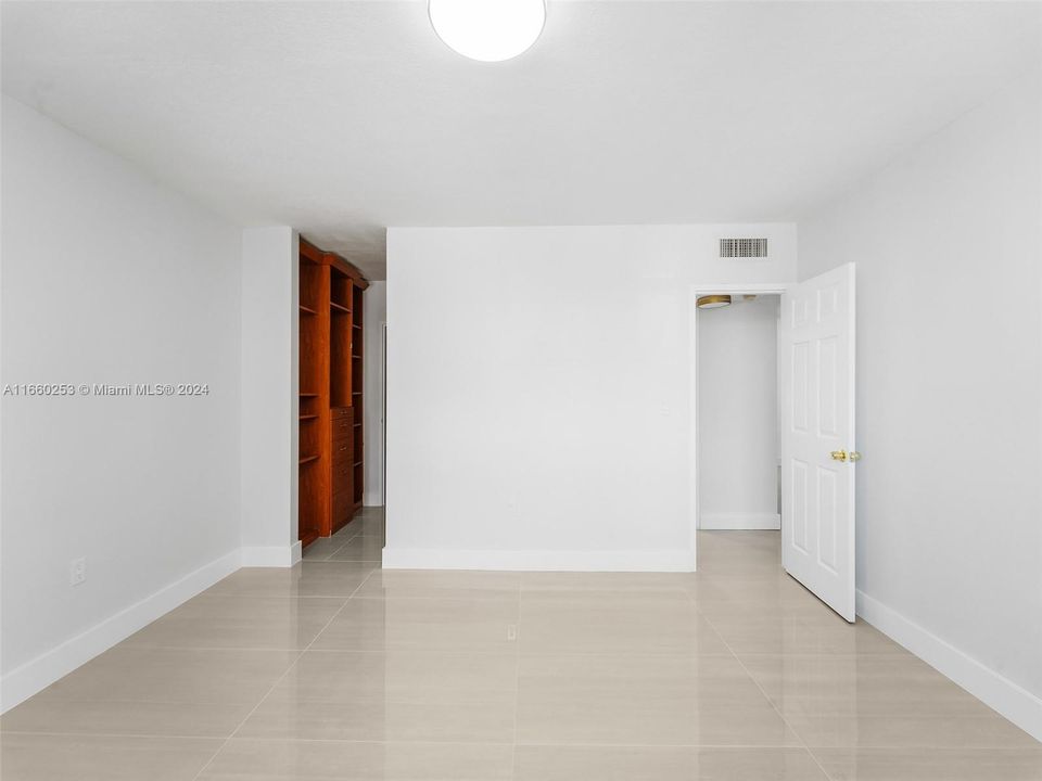 For Sale: $349,000 (1 beds, 1 baths, 850 Square Feet)