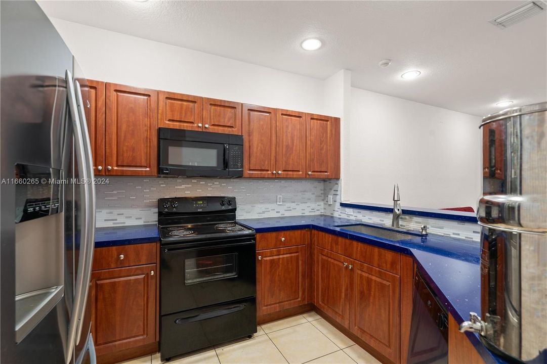 For Rent: $3,600 (3 beds, 3 baths, 1652 Square Feet)