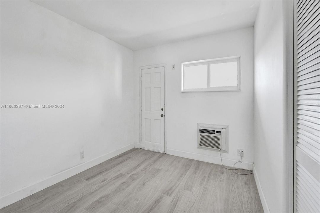 For Sale: $289,900 (2 beds, 1 baths, 935 Square Feet)