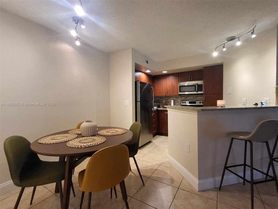 For Rent: $1,900 (1 beds, 1 baths, 743 Square Feet)