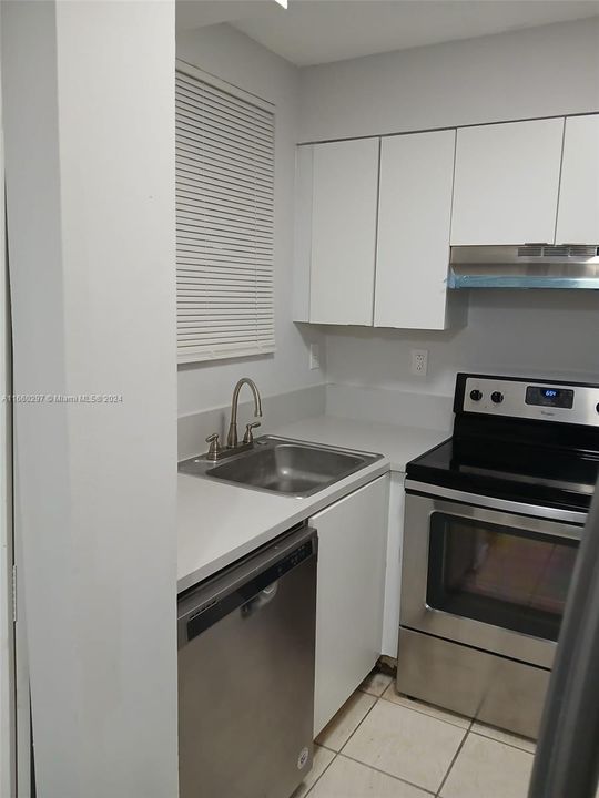 Active With Contract: $2,100 (2 beds, 2 baths, 912 Square Feet)