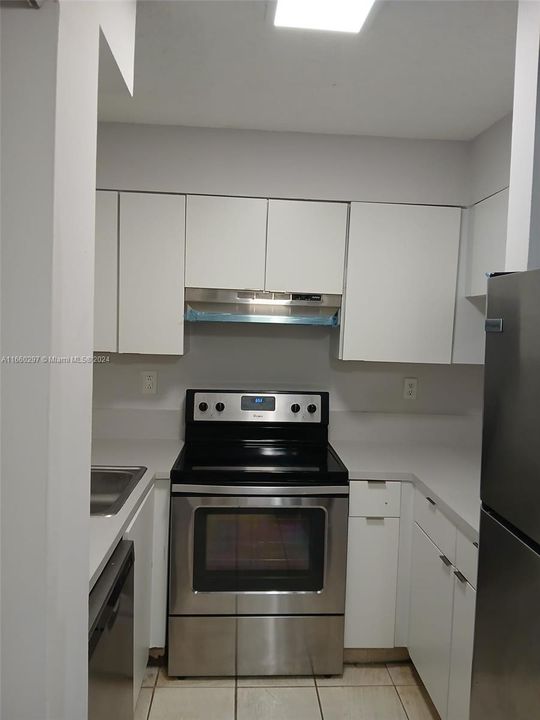 Active With Contract: $2,100 (2 beds, 2 baths, 912 Square Feet)