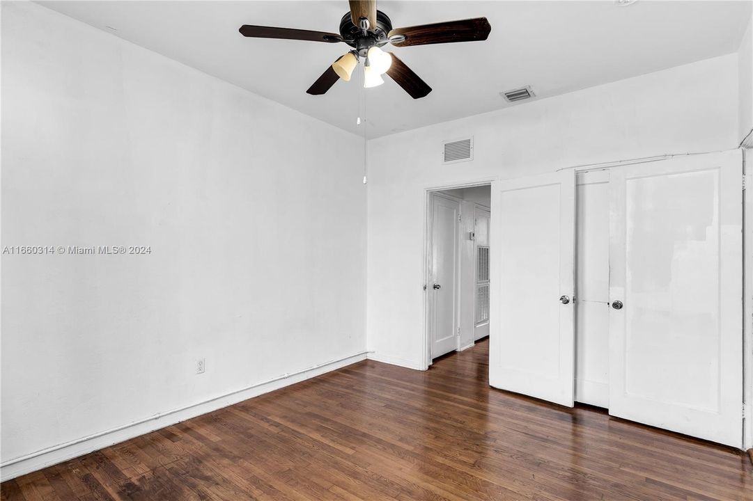 For Sale: $260,000 (1 beds, 1 baths, 645 Square Feet)