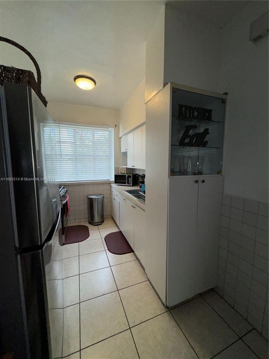 For Sale: $260,000 (1 beds, 1 baths, 645 Square Feet)