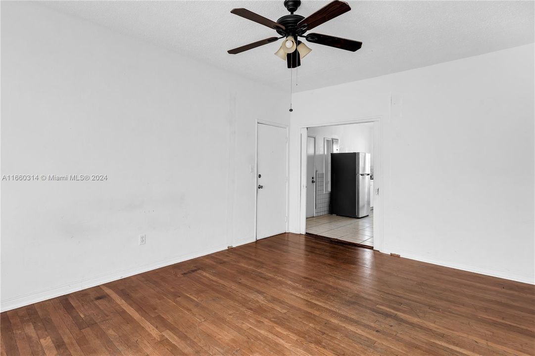 For Sale: $260,000 (1 beds, 1 baths, 645 Square Feet)