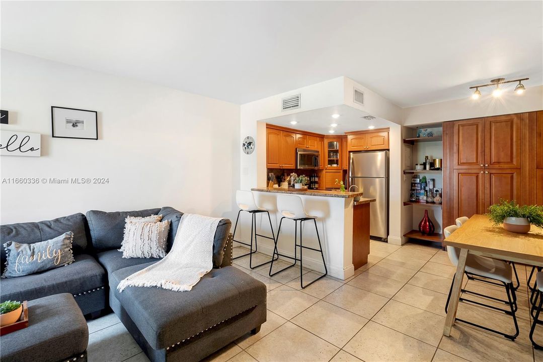 For Sale: $349,900 (2 beds, 2 baths, 859 Square Feet)