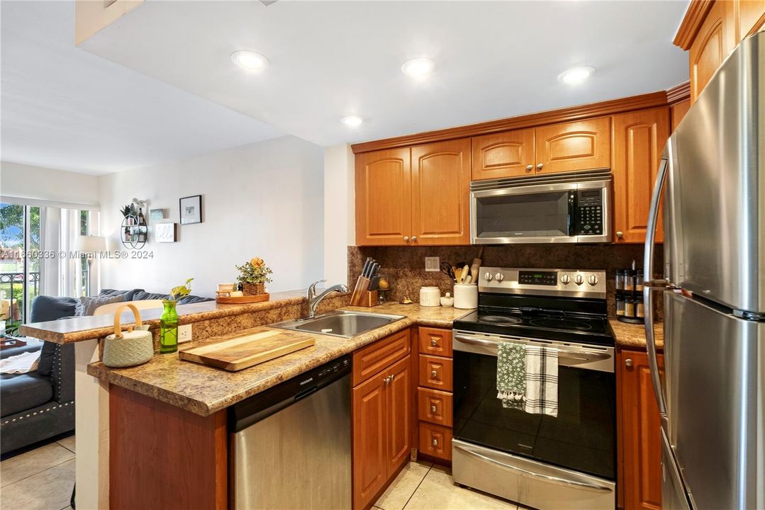 For Sale: $349,900 (2 beds, 2 baths, 859 Square Feet)