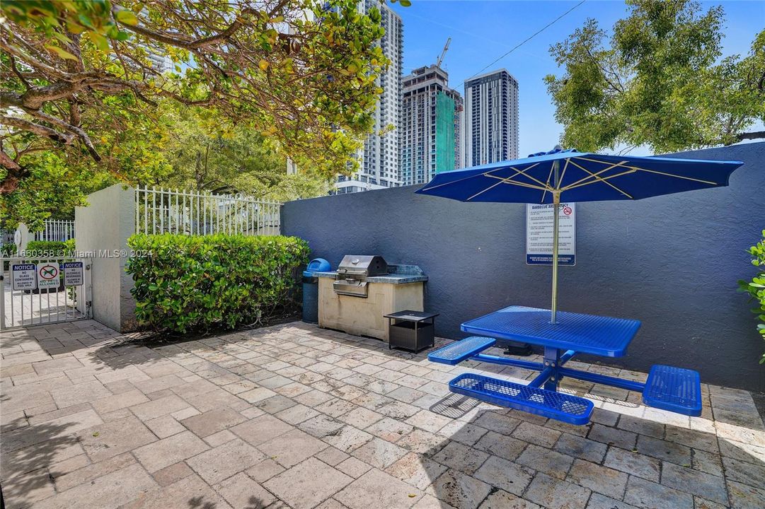 For Sale: $375,000 (2 beds, 2 baths, 848 Square Feet)