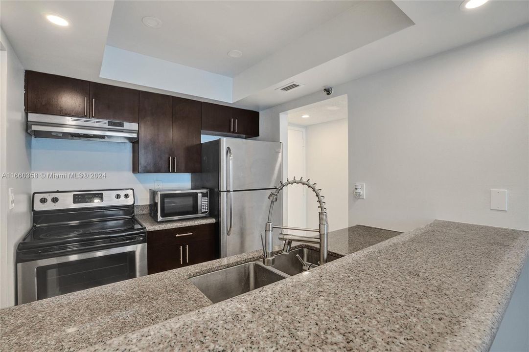 For Sale: $375,000 (2 beds, 2 baths, 848 Square Feet)