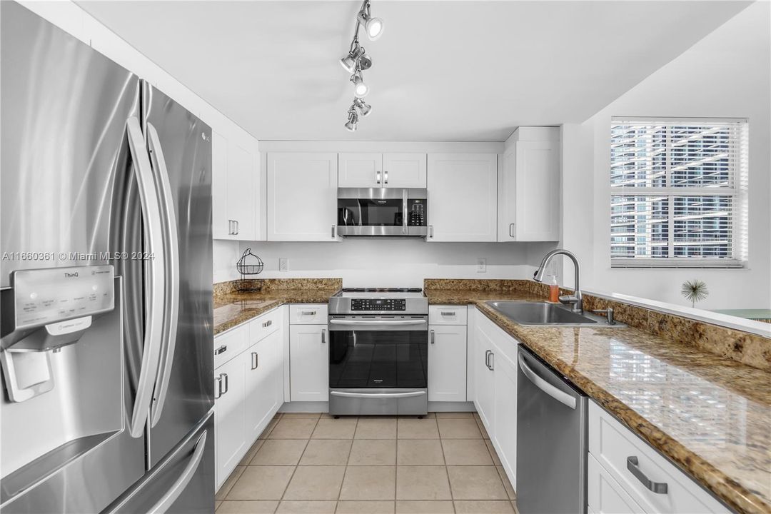 For Sale: $589,000 (2 beds, 2 baths, 1255 Square Feet)