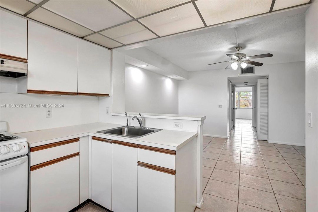 For Sale: $148,000 (1 beds, 1 baths, 575 Square Feet)