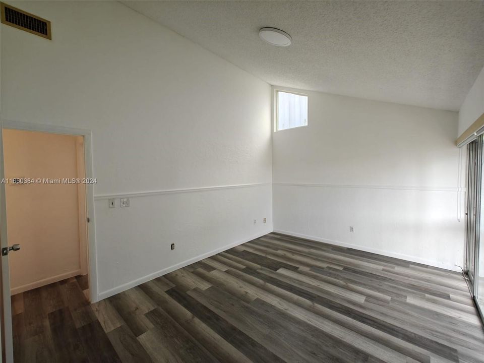 For Rent: $2,450 (2 beds, 1 baths, 1025 Square Feet)