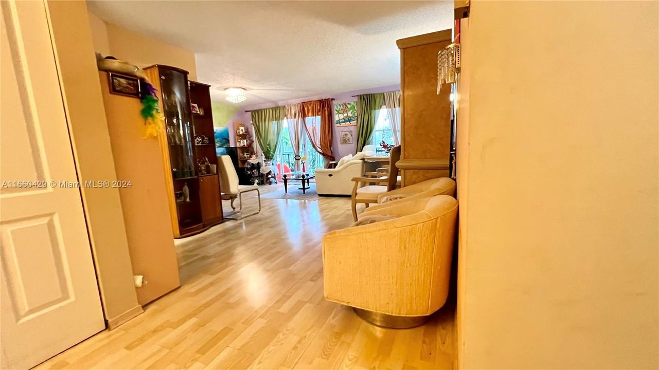 For Sale: $299,000 (2 beds, 2 baths, 1150 Square Feet)