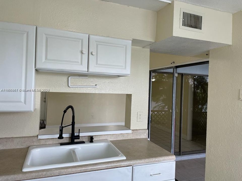 For Rent: $2,150 (2 beds, 2 baths, 960 Square Feet)