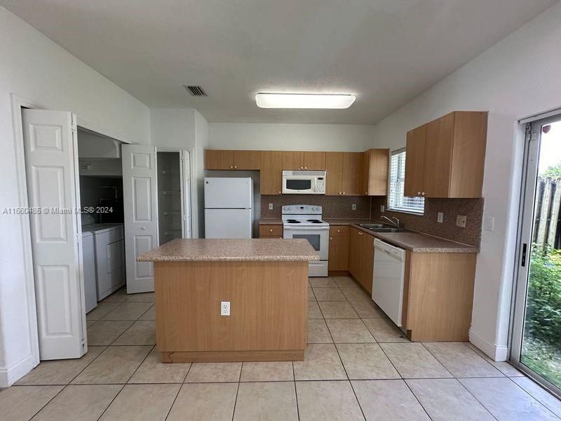 For Rent: $2,100 (2 beds, 2 baths, 1166 Square Feet)