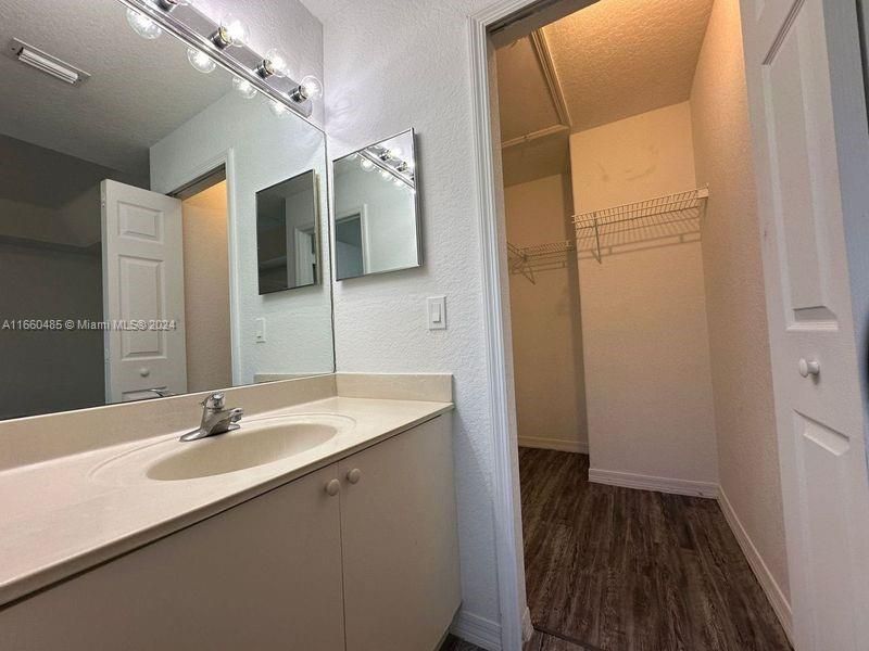 For Rent: $2,100 (2 beds, 2 baths, 1166 Square Feet)