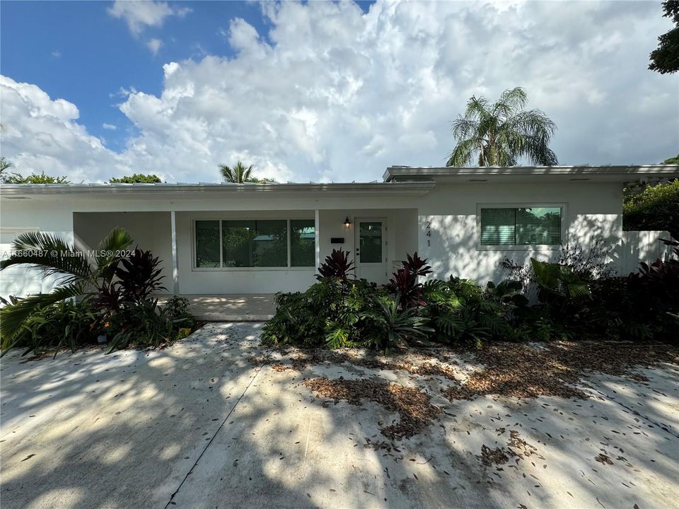 Recently Sold: $870,000 (3 beds, 2 baths, 1567 Square Feet)