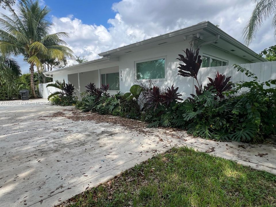 Recently Sold: $870,000 (3 beds, 2 baths, 1567 Square Feet)