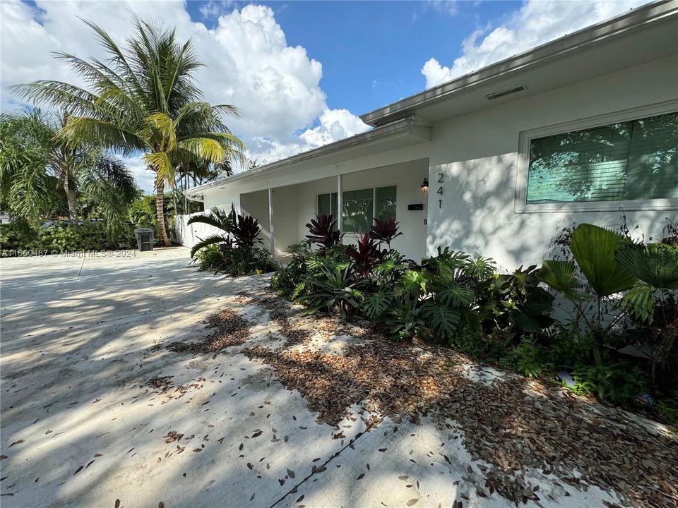 Recently Sold: $870,000 (3 beds, 2 baths, 1567 Square Feet)