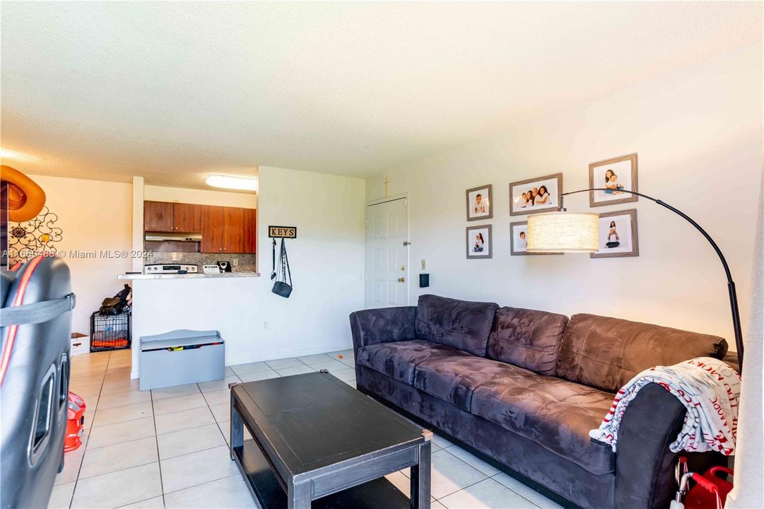 For Rent: $2,100 (2 beds, 2 baths, 883 Square Feet)