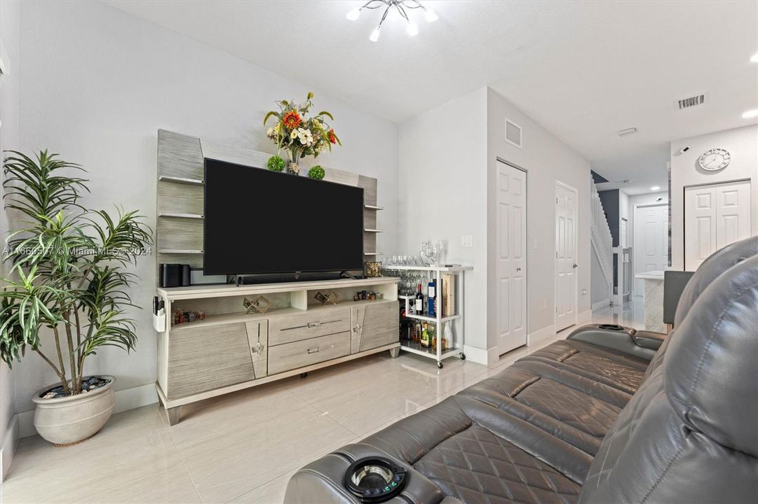 For Sale: $555,000 (3 beds, 2 baths, 1412 Square Feet)